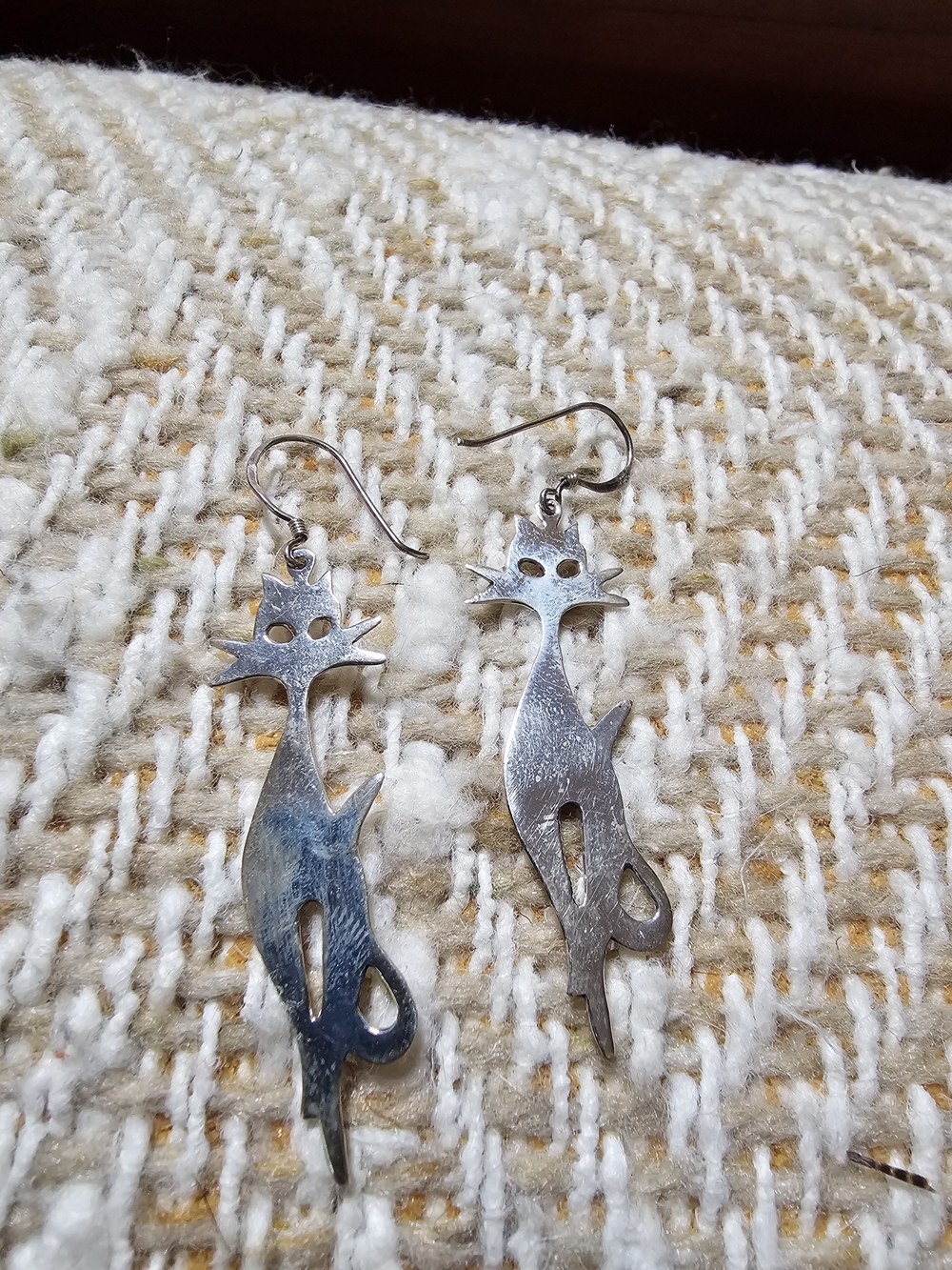 Stylish Silver Cat Dangle Earrings - Playful Feline Design